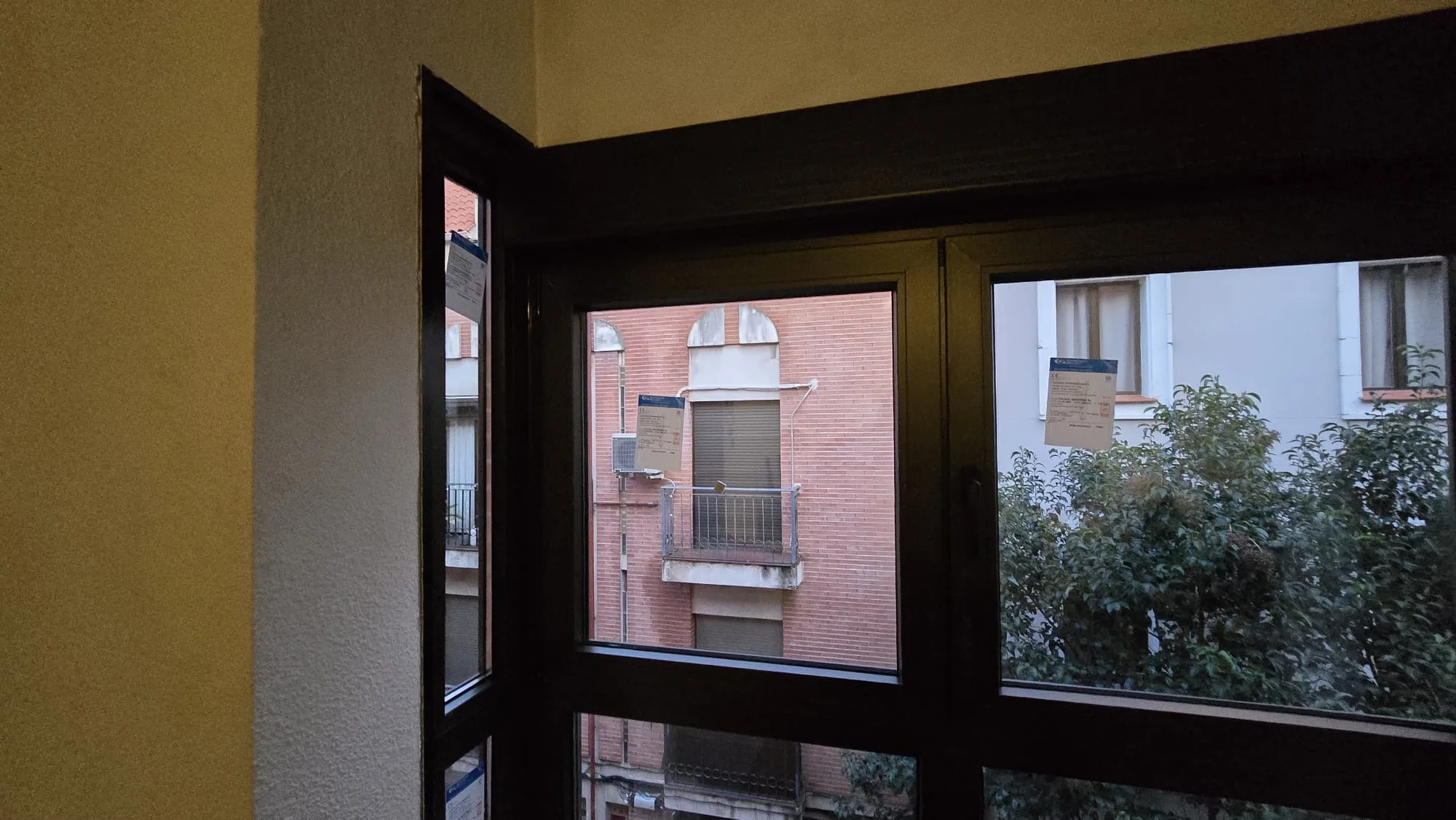 Instalación de ventanas de PVC y aluminio de alta eficiencia térmica - mir 4